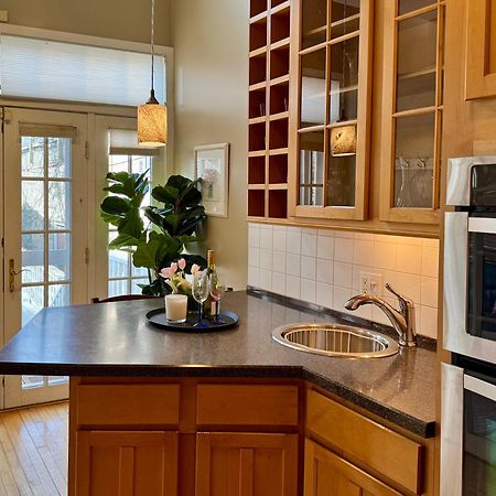 3 Bedroom Spacious Home In Ideal Location W Free Parking Back Yard Pets Welcome Chicago Eksteriør bilde