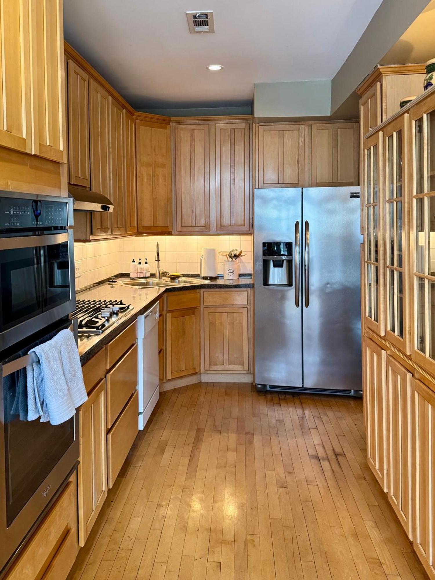 3 Bedroom Spacious Home In Ideal Location W Free Parking Back Yard Pets Welcome Chicago Eksteriør bilde