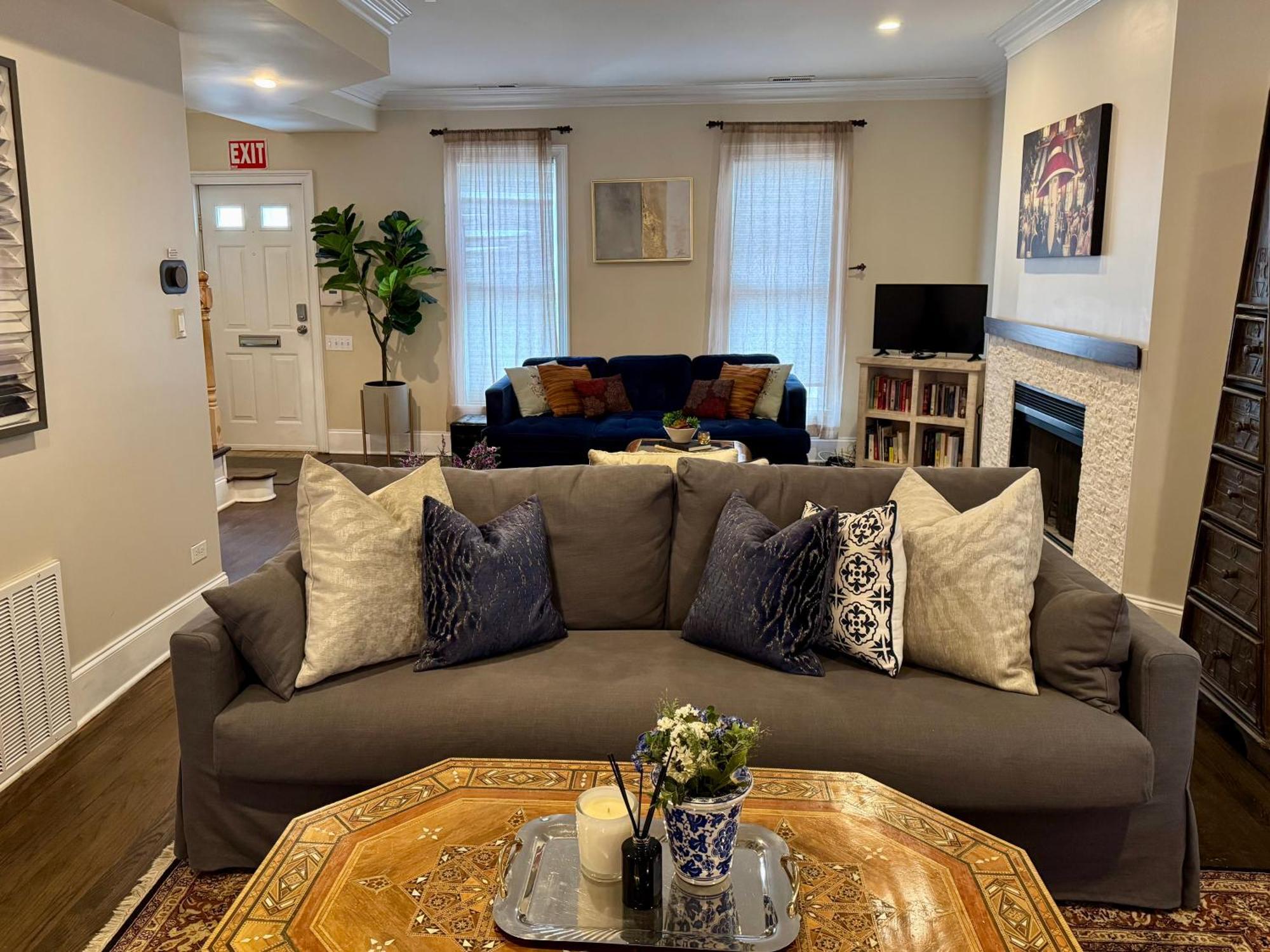 3 Bedroom Spacious Home In Ideal Location W Free Parking Back Yard Pets Welcome Chicago Eksteriør bilde